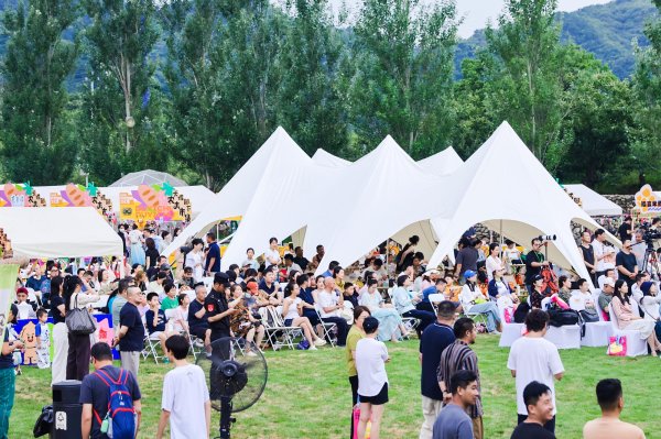 鸿E配资 山水间国潮烟火气十足，2025怀柔国潮文化季在慕田峪长城脚下启幕